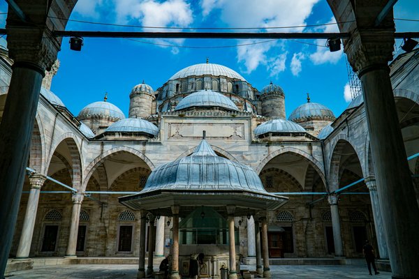 Comment organiser une visite des mosquées historiques en Turquie avec un budget limité ?